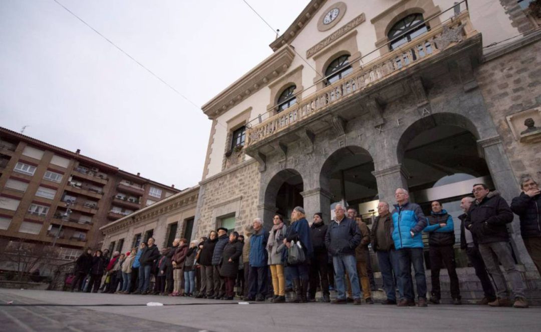 Concentración de condena en Amurrio convocada por el Ayuntamiento en protesta por este acto Concentración de condena en Amurrio convocada por el Ayuntamiento en protesta por este acto