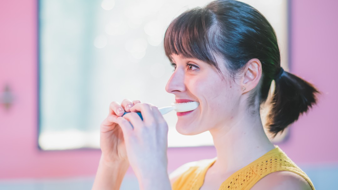 Cómo tener unos dientes limpios en tan solo 10 segundos: así es el cepillo que triunfa en el CES