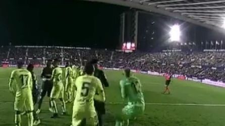 Busquets y Cillessen en un córner con Chema durante el encuentro entre el Levante y el FC Barcelona de Copa del Rey. Busquets y Cillessen en un córner con Chema durante el encuentro entre el Levante y el FC Barcelona de Copa del Rey.
