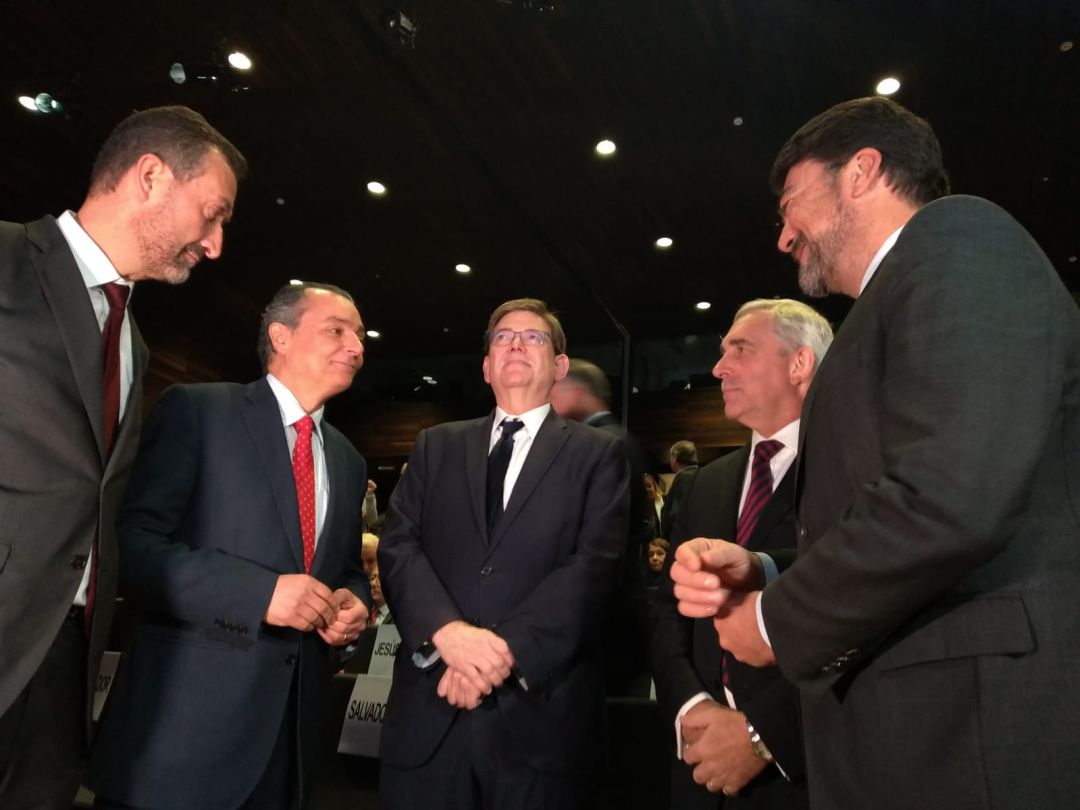 El president, Ximo Puig (c), rodeado por el director ejecutivo de la EUIPO, Christian Archambeau, el president de la CEV, Salvador Navarro, y los alcaldes de Alicante y Elx, Luis Barcala y Carlos González, respectivamente. El president, Ximo Puig (c), rodeado por el director ejecutivo de la EUIPO, Christian Archambeau, el president de la CEV, Salvador Navarro, y los alcaldes de Alicante y Elx, Luis Barcala y Carlos González, respectivamente.