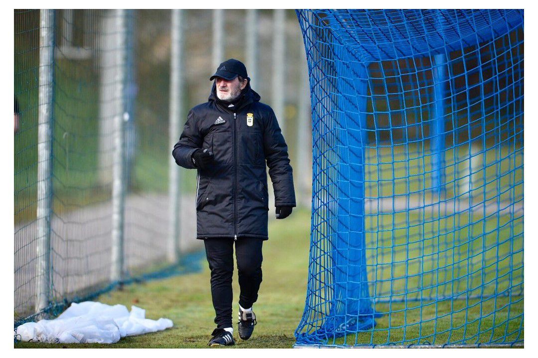Juan Antonio Anquela durante una sesión de entrenamiento en El Requexón. Juan Antonio Anquela durante una sesión de entrenamiento en El Requexón.
