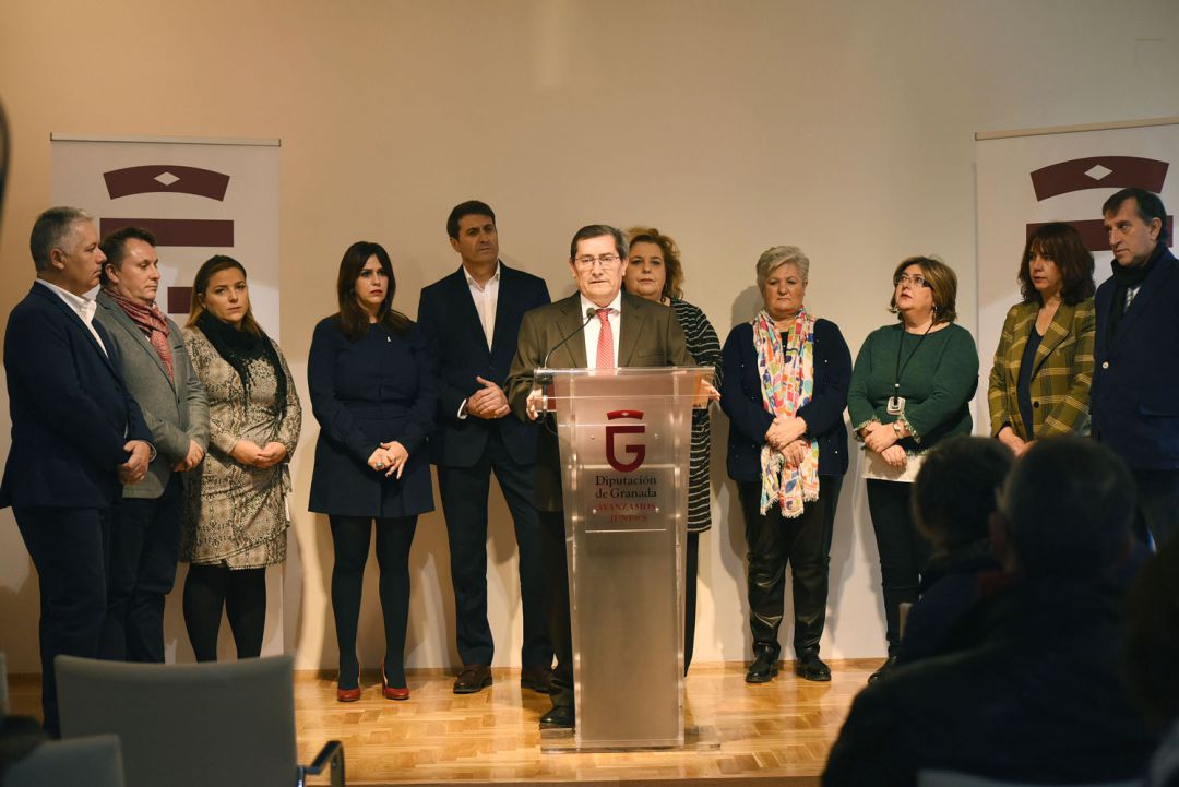 José Entrena rodeado de su gobierno del PSOE en la Diputación de Granada José Entrena rodeado de su gobierno del PSOE en la Diputación de Granada