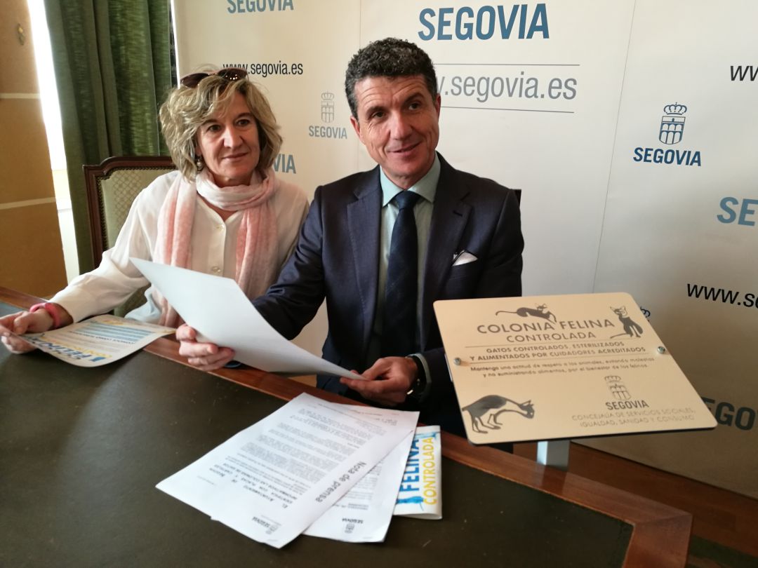 El concejal de Servicios Sociales Andrés Torquemada y Piedad Arranz junto a una de las placas a colocar en las colonias controladas El concejal de Servicios Sociales Andrés Torquemada y Piedad Arranz junto a una de las placas a colocar en las colonias controladas