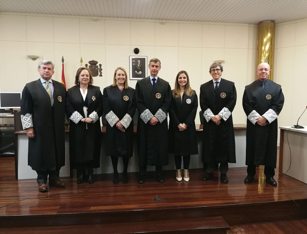 De izquierda a derecha, Rafael Losada, presidente de la Sala de lo Contencioso-Administrativo; Mercedes Sancha, presidenta de la Sala de lo Social; Pilar Jiménez, fiscal superior de Cantabria; José Luis López del Moral, presidente del TSJC; Pilar Lázaro García, nueva juez; José Arsuaga, presidente de la Audiencia Provincial; y Luis Cabria, secretario de gobierno en funciones. De izquierda a derecha, Rafael Losada, presidente de la Sala de lo Contencioso-Administrativo; Mercedes Sancha, presidenta de la Sala de lo Social; Pilar Jiménez, fiscal superior de Cantabria; José Luis López del Moral, presidente del TSJC; Pilar Lázaro García, nueva juez; José Arsuaga, presidente de la Audiencia Provincial; y Luis Cabria, secretario de gobierno en funciones.