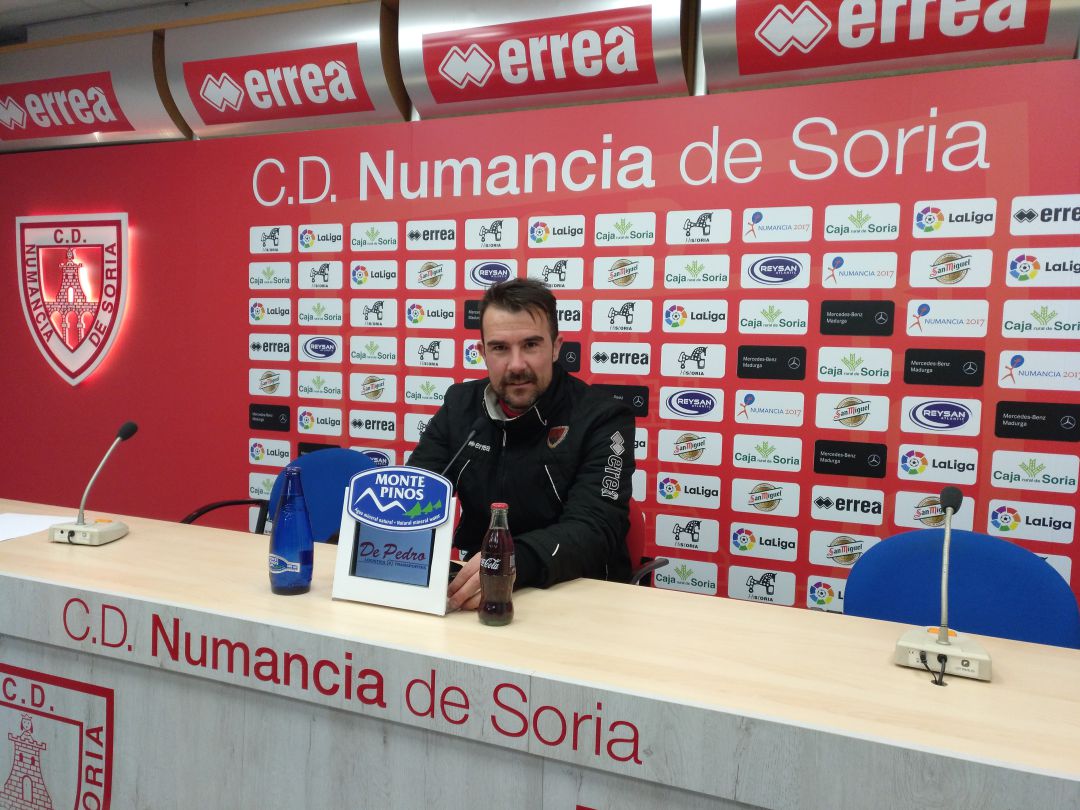Aritz López Garai, en rueda de prensa, en Los Pajaritos. Aritz López Garai, en rueda de prensa, en Los Pajaritos.