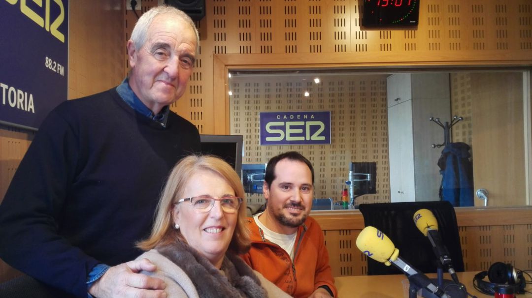 Felipe Ibarraran, Carmen Charo Nograro y Ur Garaizar en los estudios de Cadena SER Vitoria. Felipe Ibarraran, Carmen Charo Nograro y Ur Garaizar en los estudios de Cadena SER Vitoria.
