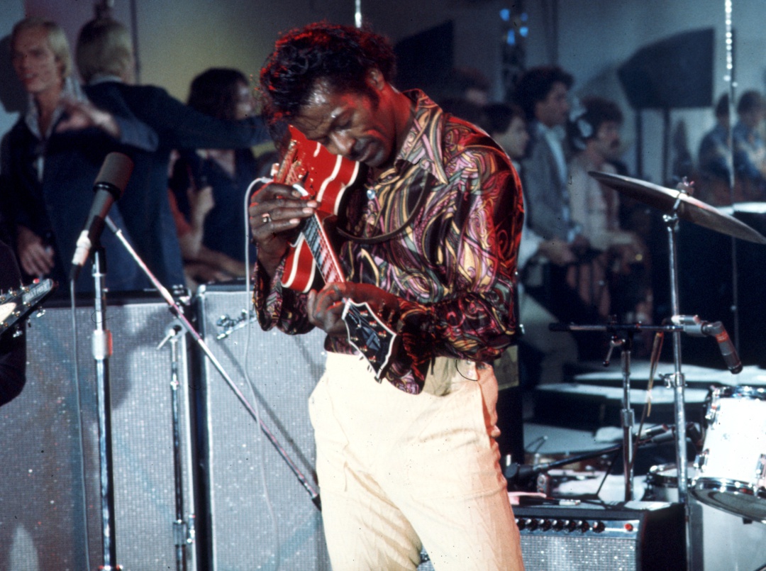 Chuck Berry durante una actuación en 1975 Chuck Berry durante una actuación en 1975