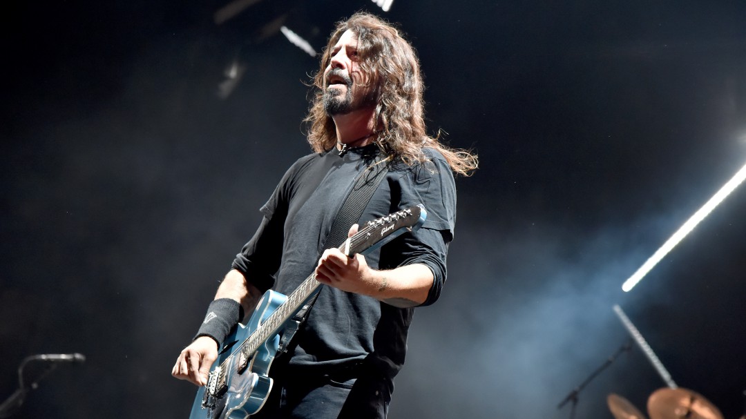 El líder de Foo Fighters vuelve a caerse del escenario (esta vez tras beberse una lata de cerveza de un trago)