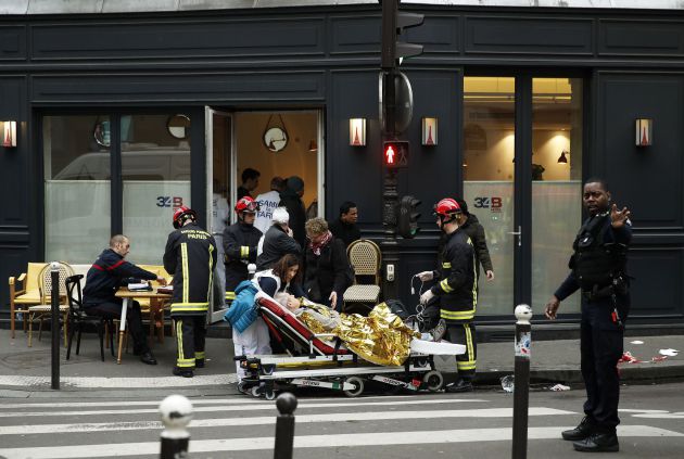 Bomberos y médicos asisten a una mujer afectada por la explosión de gas en el centro de París Bomberos y médicos asisten a una mujer afectada por la explosión de gas en el centro de París