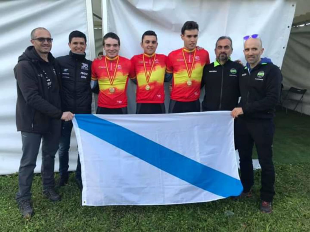 Los tres ciclistas de la escuela de Maceda, Iván, Carlos y Saúl, con sus entrenadores,celebrando el título de Campeones de España por equipos con la selección gallega de ciclocross. Los tres ciclistas de la escuela de Maceda, Iván, Carlos y Saúl, con sus entrenadores,celebrando el título de Campeones de España por equipos con la selección gallega de ciclocross.
