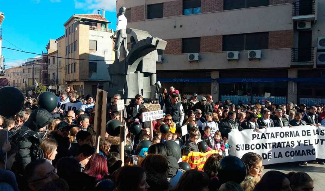 Miles de personas salen a la calle para reclamar el futuro de las cuencas mineras turolenses. Miles de personas salen a la calle para reclamar el futuro de las cuencas mineras turolenses.