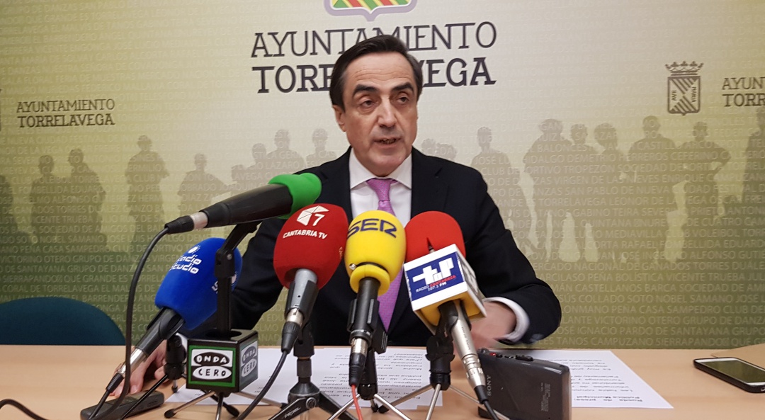 Ildefonso Calderón anunciando su intención de dejar el PP Ildefonso Calderón anunciando su intención de dejar el PP