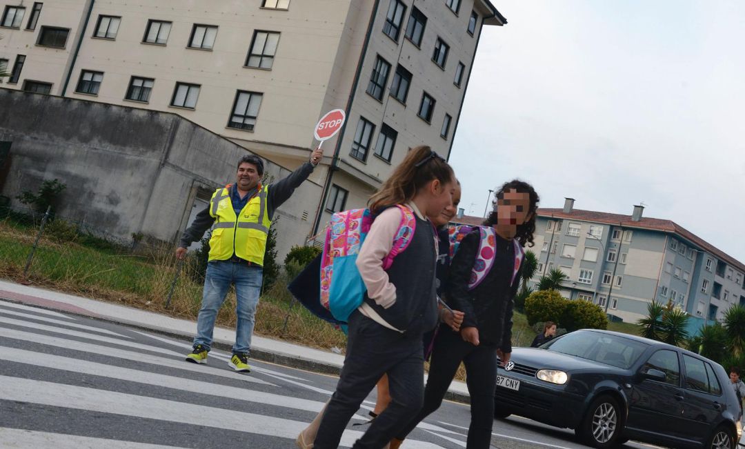 Tres niñas caminan hacia el colegio en el barrio pontevedrés de Monte Porreiro Tres niñas caminan hacia el colegio en el barrio pontevedrés de Monte Porreiro