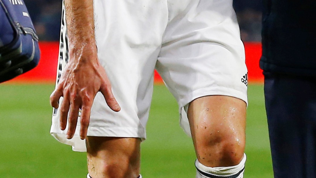 Benzema se tiene que retirar con una lesión en el dedo meñique de la mano