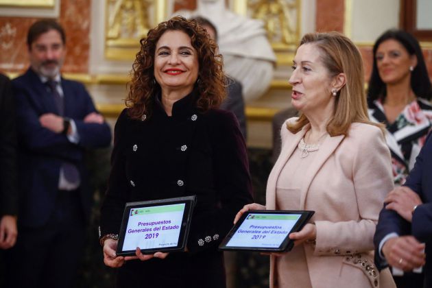 La ministra de Hacienda, María Jesús Montero (i), hace entrega a la presidenta del Congreso de los Diputados, Ana Pastor (d), el Proyecto de Presupuestos Generales del Estado para 2019 La ministra de Hacienda, María Jesús Montero (i), hace entrega a la presidenta del Congreso de los Diputados, Ana Pastor (d), el Proyecto de Presupuestos Generales del Estado para 2019