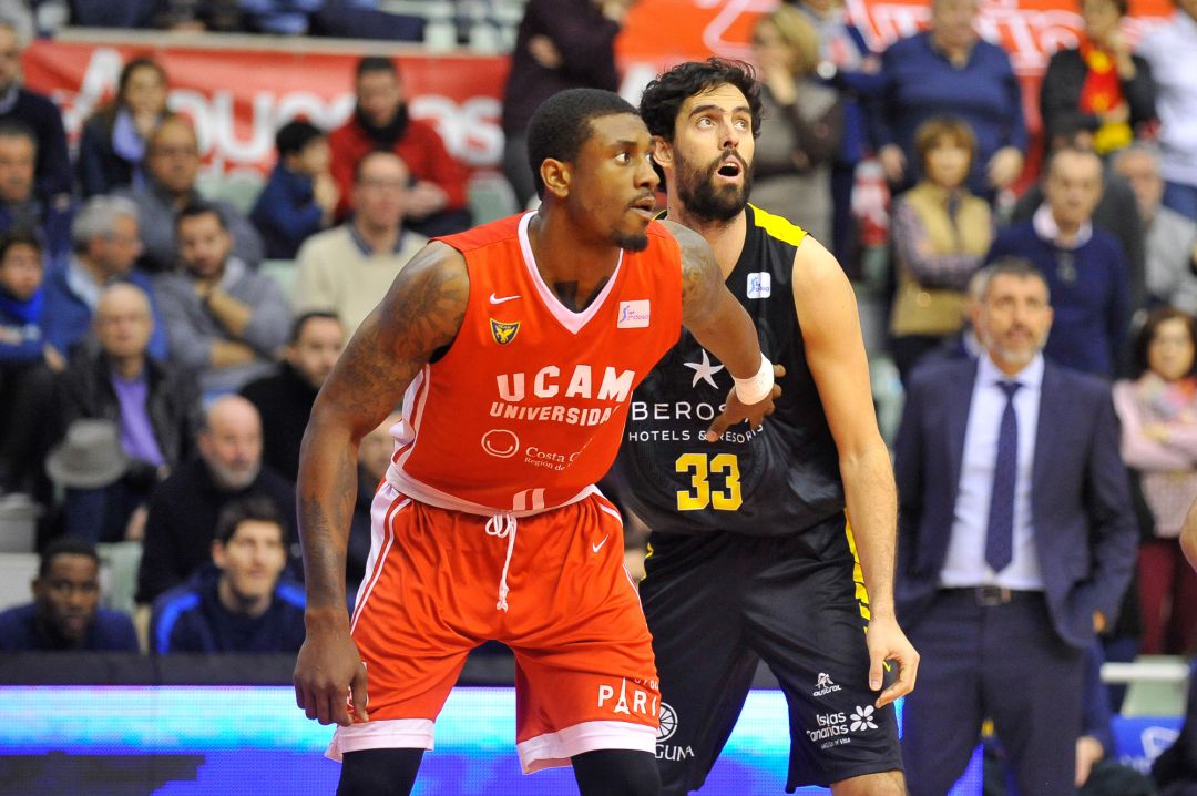 El UCAM Murcia peca de inocente ante el Iberostar (91-96) El UCAM Murcia peca de inocente ante el Iberostar (91-96)