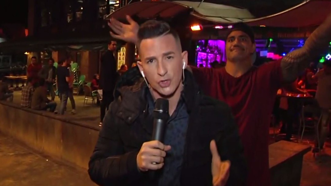 Un reportero de Telecinco se enzarza con un espontáneo: Venga chaval, que ya te ha visto tu madre