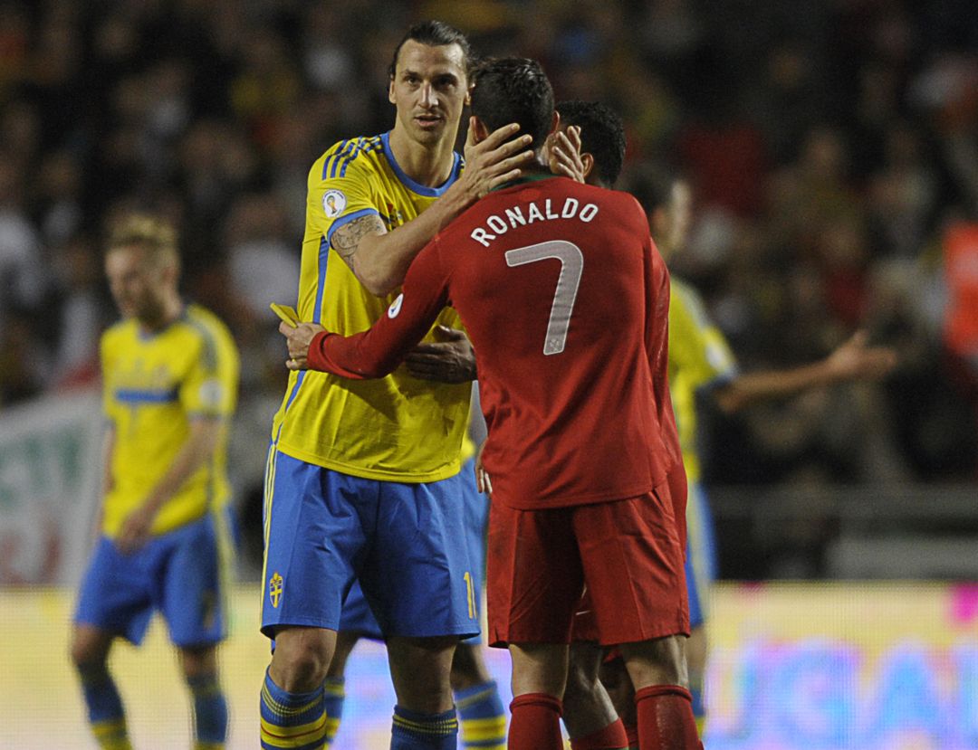 Ibrahimovic y Cristiano se saludan durante un partido Ibrahimovic y Cristiano se saludan durante un partido