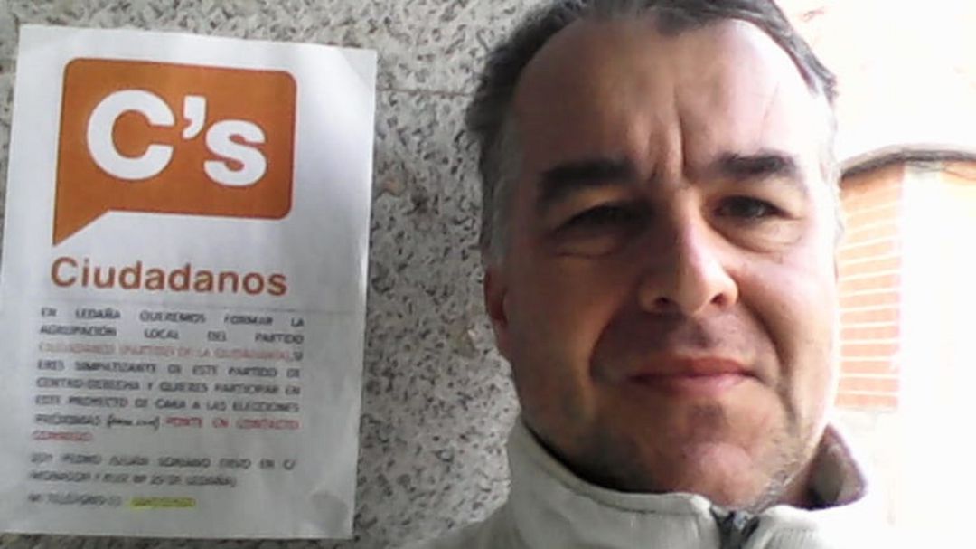 Pedro Julián Soriano junto a uno de sus carteles. Pedro Julián Soriano junto a uno de sus carteles.