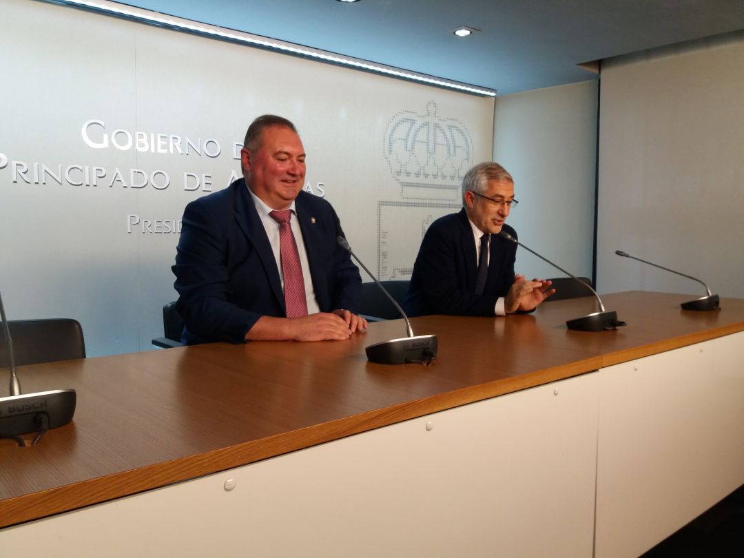 El coordinador de Izquierda Unida de Asturias, Ramón Argüelles durante una comparecencia junto al portavoz parlamentario de la coalición, Gaspar Llamazares El coordinador de Izquierda Unida de Asturias, Ramón Argüelles durante una comparecencia junto al portavoz parlamentario de la coalición, Gaspar Llamazares