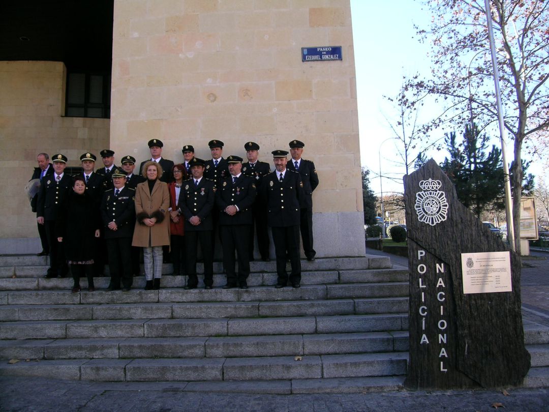 Foto de familia de los agentes homenajeados durante la celebración del 195 aniversario de la fundación de la Policía Nacional Foto de familia de los agentes homenajeados durante la celebración del 195 aniversario de la fundación de la Policía Nacional