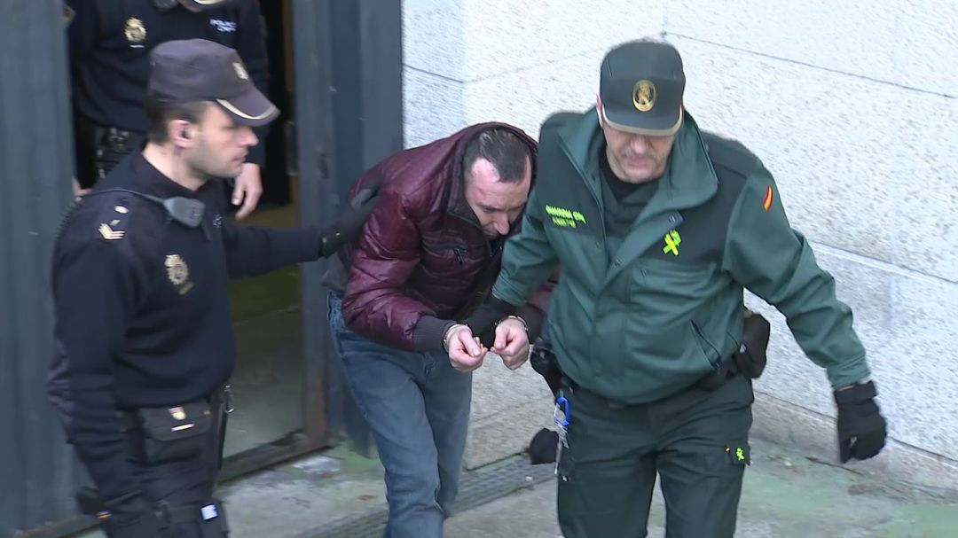 El vecino de Sárdoma acusado de matar a su padre durante una discusión, a su salida de los juzgados El vecino de Sárdoma acusado de matar a su padre durante una discusión, a su salida de los juzgados