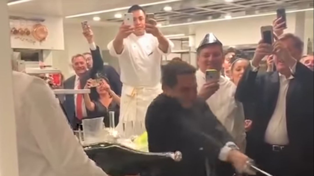 ¿Es buena idea abrir una botella de 'champagne' con una espada?