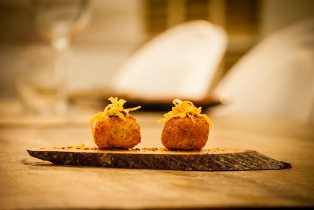 Croquetas de 'foie' con rabo de toro y cebolla caramelizada. Croquetas de 'foie' con rabo de toro y cebolla caramelizada.