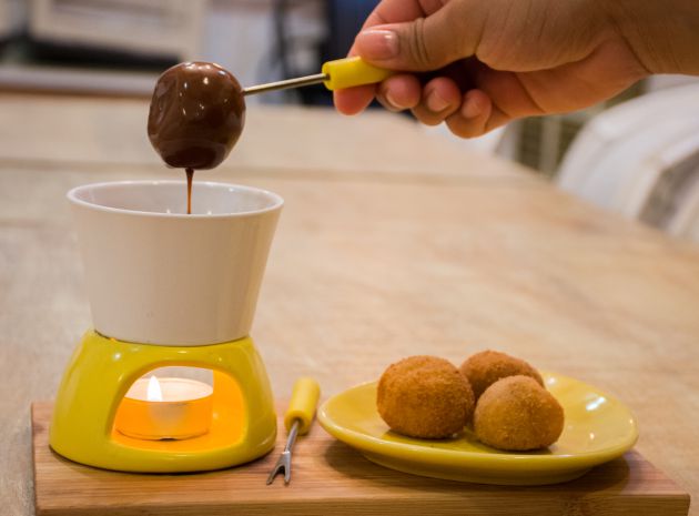 Croquetas de madalenas con 'fondue' de chocolate. Croquetas de madalenas con 'fondue' de chocolate.