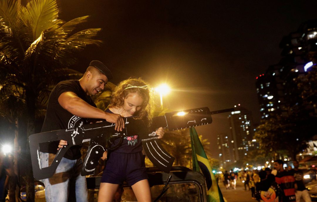 Bolsonaro firma un decreto que facilita la posesión de armas de fuego en Brasil Bolsonaro firma un decreto que facilita la posesión de armas de fuego en Brasil