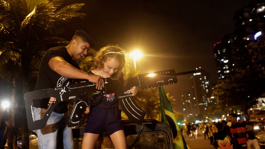Bolsonaro firma un decreto que facilita la posesión de armas de fuego en Brasil