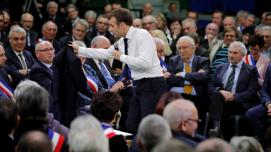 Macron baja al terreno para desactivar las protestas de los chalecos amarillos