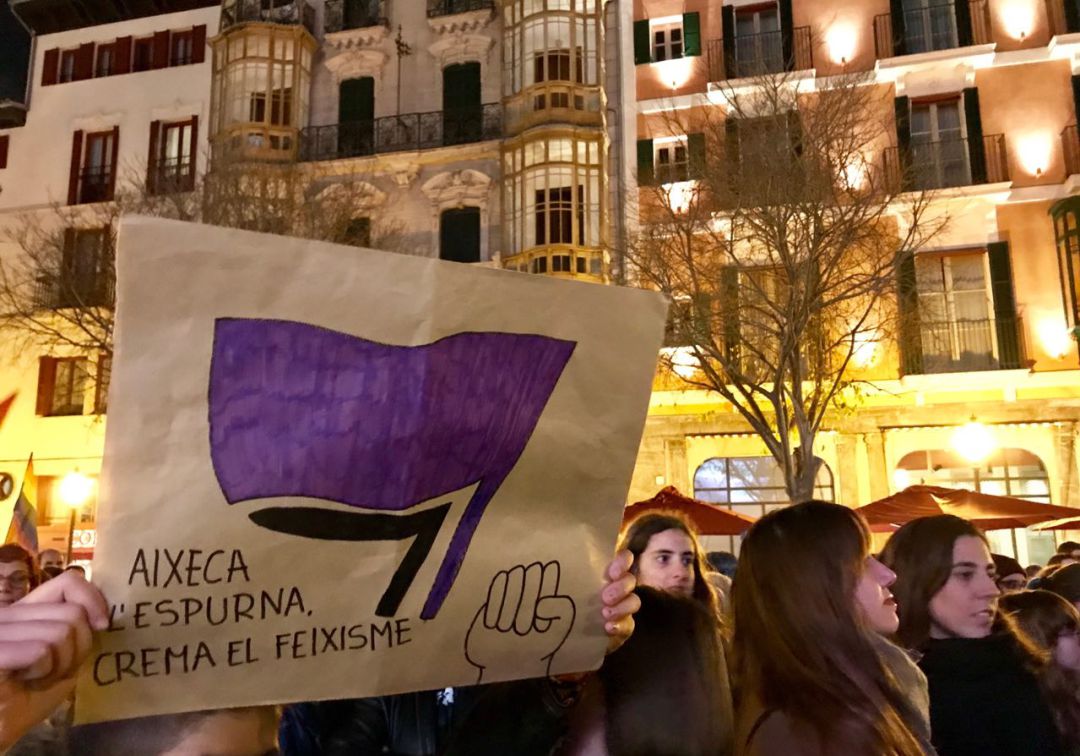 Cientos de personas claman contra el machismo en Cort