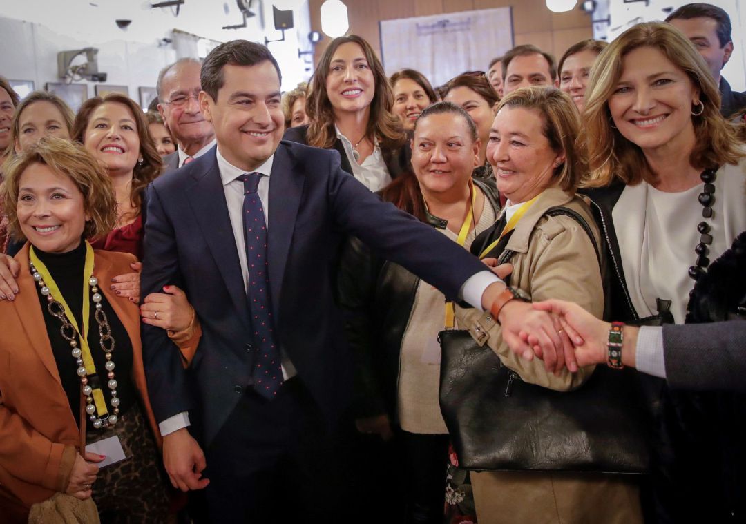 El líder del PP-A, Juanma Moreno (c), es felicitado por militantes y simpatizantes de su partido tras su intervención en el debate de investidura El líder del PP-A, Juanma Moreno (c), es felicitado por militantes y simpatizantes de su partido tras su intervención en el debate de investidura