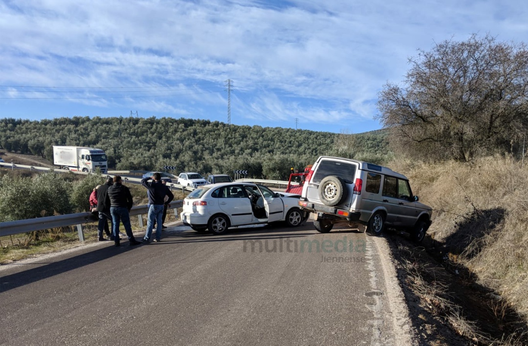 Vehículos accidentados en la carretera de acceso a Villanueva del Arzobispo Vehículos accidentados en la carretera de acceso a Villanueva del Arzobispo