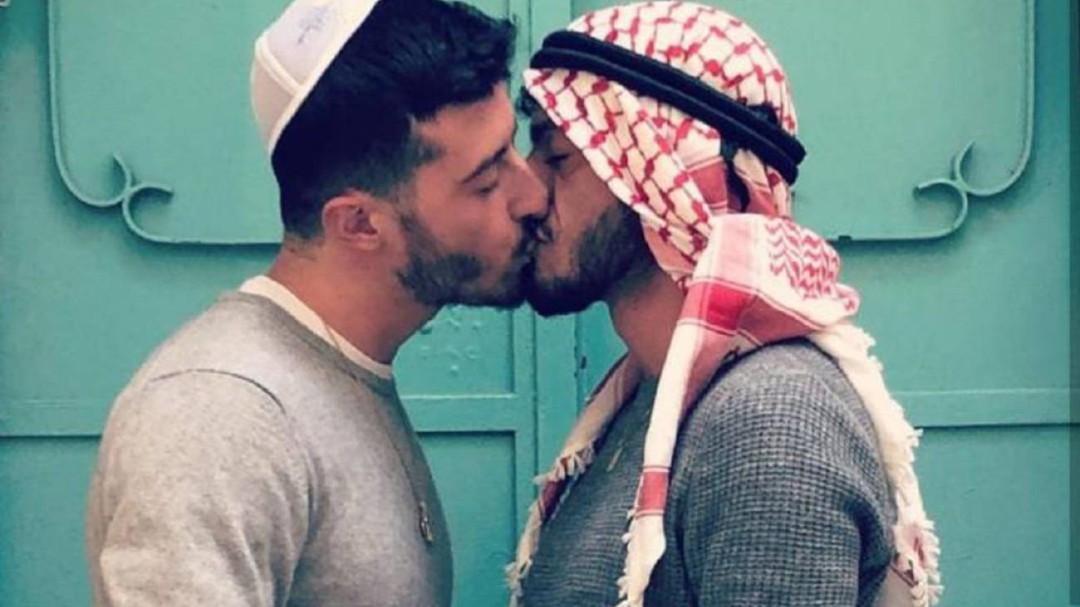 Un beso contra la intolerancia