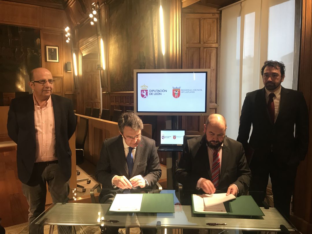 Juan Martínez Majo (i.), y el gobernador de Laponia (Finlandia), Mika Riipi (d.), firman el acuerdo de hermanamiento Juan Martínez Majo (i.), y el gobernador de Laponia (Finlandia), Mika Riipi (d.), firman el acuerdo de hermanamiento