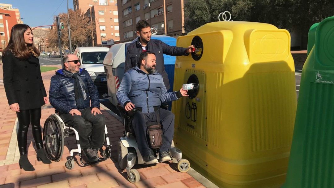 Lorca estrena contenedores adaptados de recogida selectiva