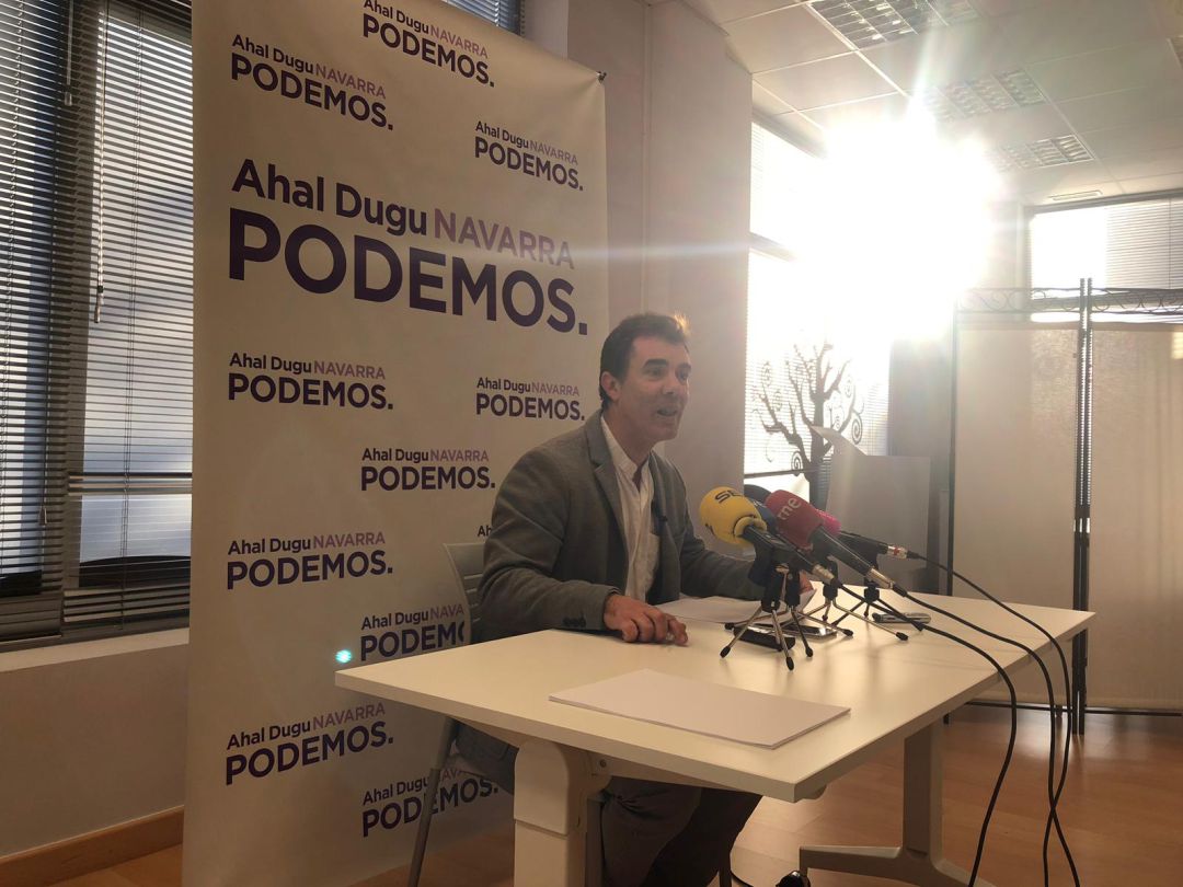 Eduardo Santos en rueda de prensa en la sede de Podemos Ahal Dugu Eduardo Santos en rueda de prensa en la sede de Podemos Ahal Dugu