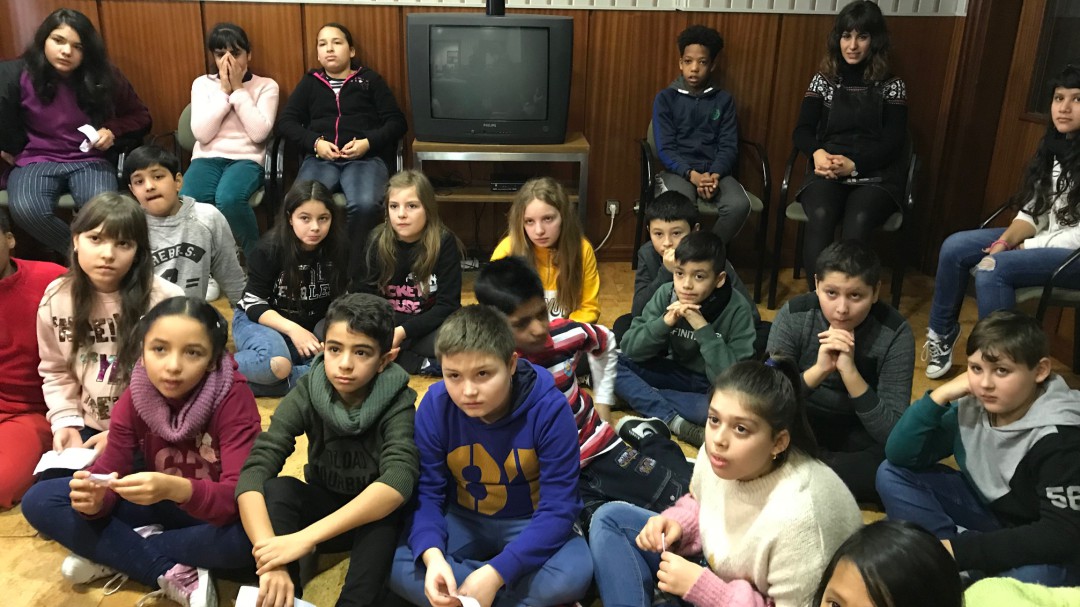 Patricia Ortega con los alumnos del Vélez de Guevara