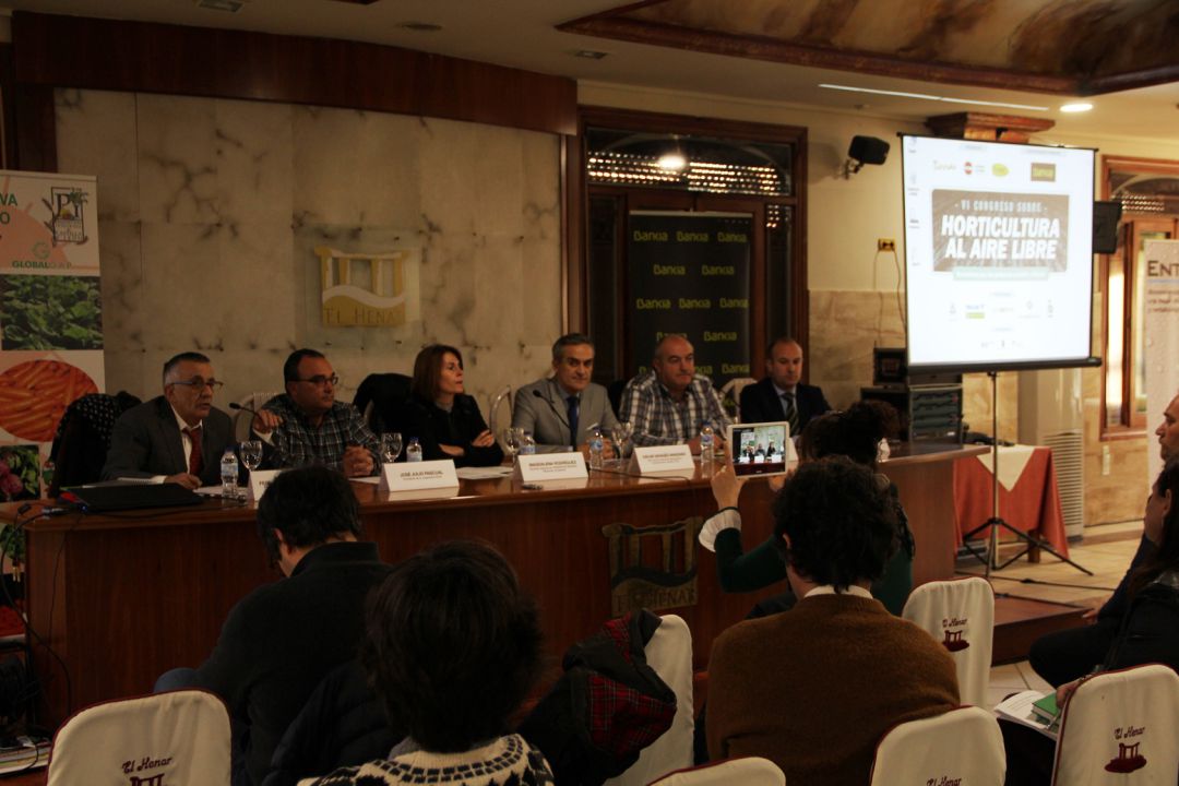 Representantes de distintas administraciones y asociaciones participan en la inauguración del VI Congreso de Horticultura celebrado en El Henar Representantes de distintas administraciones y asociaciones participan en la inauguración del VI Congreso de Horticultura celebrado en El Henar