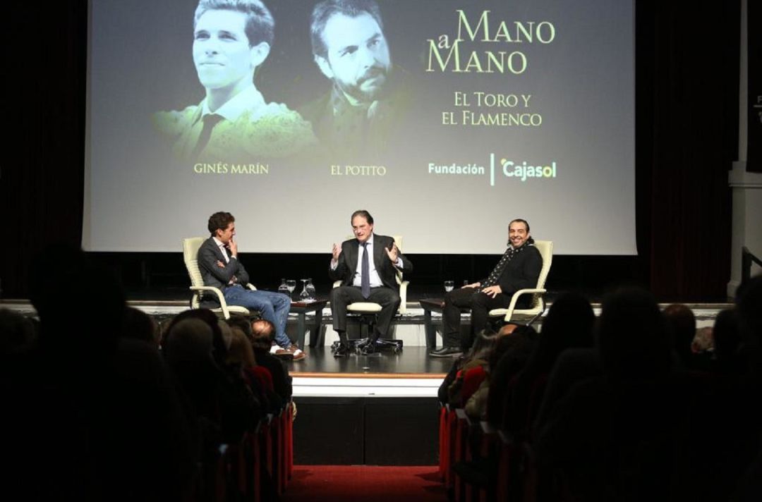 De izquierda a derecha, el torero Ginés Marín, José Enrique Moreno, director de Toromedia; y el cantaor Antono Vargas 'El Potito' De izquierda a derecha, el torero Ginés Marín, José Enrique Moreno, director de Toromedia; y el cantaor Antono Vargas 'El Potito'
