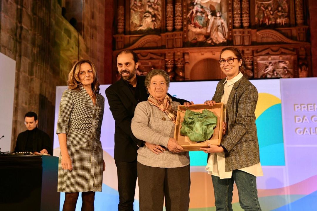 Keka Losada, Alfonso Pato y la Señora Alicia recogiendo el Premio da Cultura Galega Keka Losada, Alfonso Pato y la Señora Alicia recogiendo el Premio da Cultura Galega