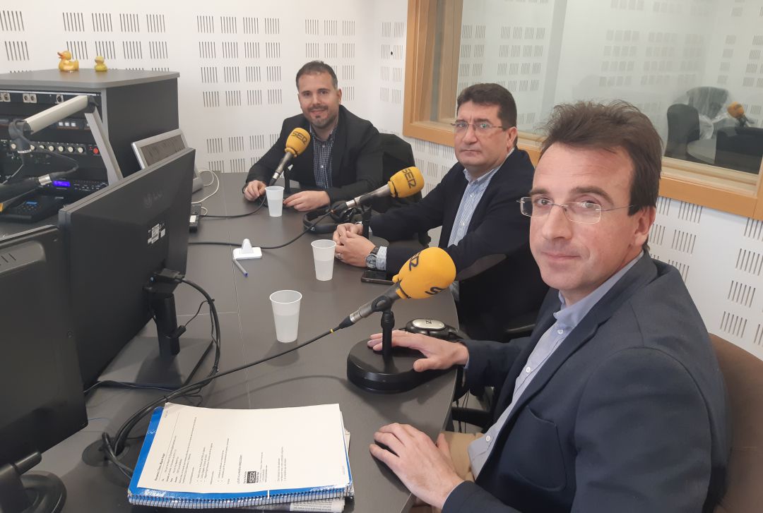 De izquierda a derecha, Carlos Delgado portavoz de ULEG, Pedro Atienza portavoz del PSOE en Leganés, y Miguel Ángel Recuenco portavoz del PP en Leganés. De izquierda a derecha, Carlos Delgado portavoz de ULEG, Pedro Atienza portavoz del PSOE en Leganés, y Miguel Ángel Recuenco portavoz del PP en Leganés.