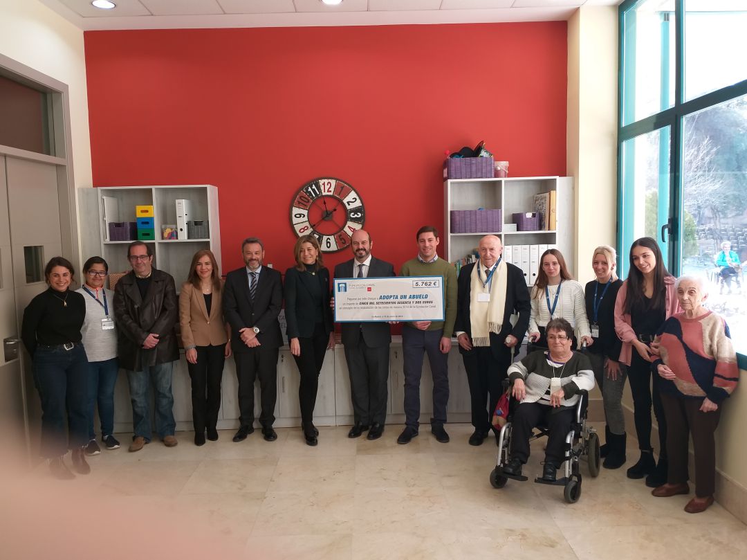 Pedro Rollán y miembros de 'Adpota un abuelo' junto con, voluntarios mayores participantes en el programa de acompañamiento. Pedro Rollán y miembros de 'Adpota un abuelo' junto con, voluntarios mayores participantes en el programa de acompañamiento.