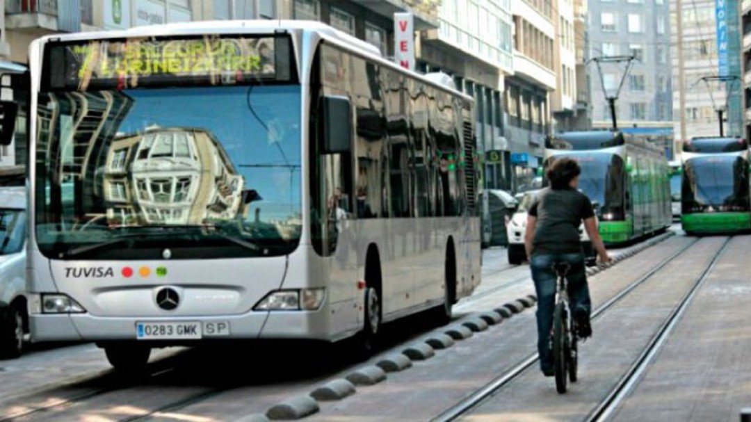 Los chóferes de TUVISA exigen al Ayuntamiento que prohíba grabar con móviles en los autobuses