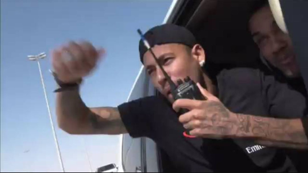 Neymar gana una carrera... de dromedarios