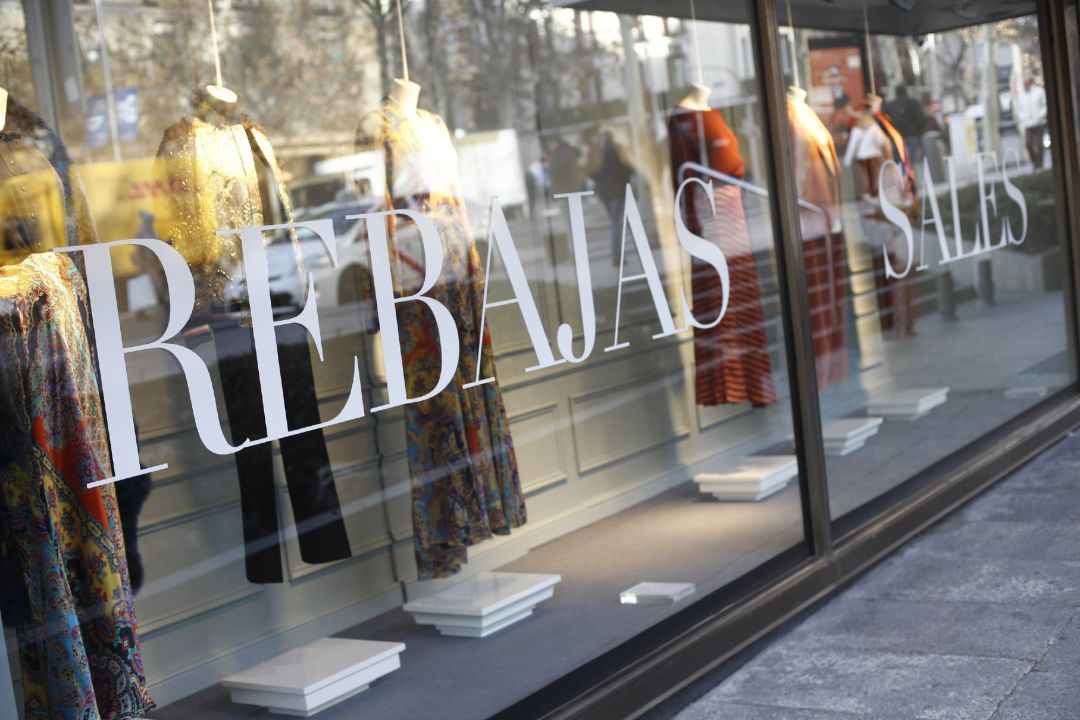 Escaparate de una tienda de Madrid en periodo de rebajas Escaparate de una tienda de Madrid en periodo de rebajas