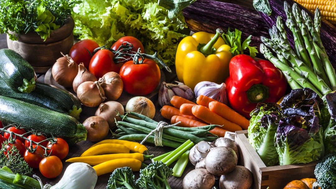 Deberíamos comer el doble de vegetales y la mitad de carne roja