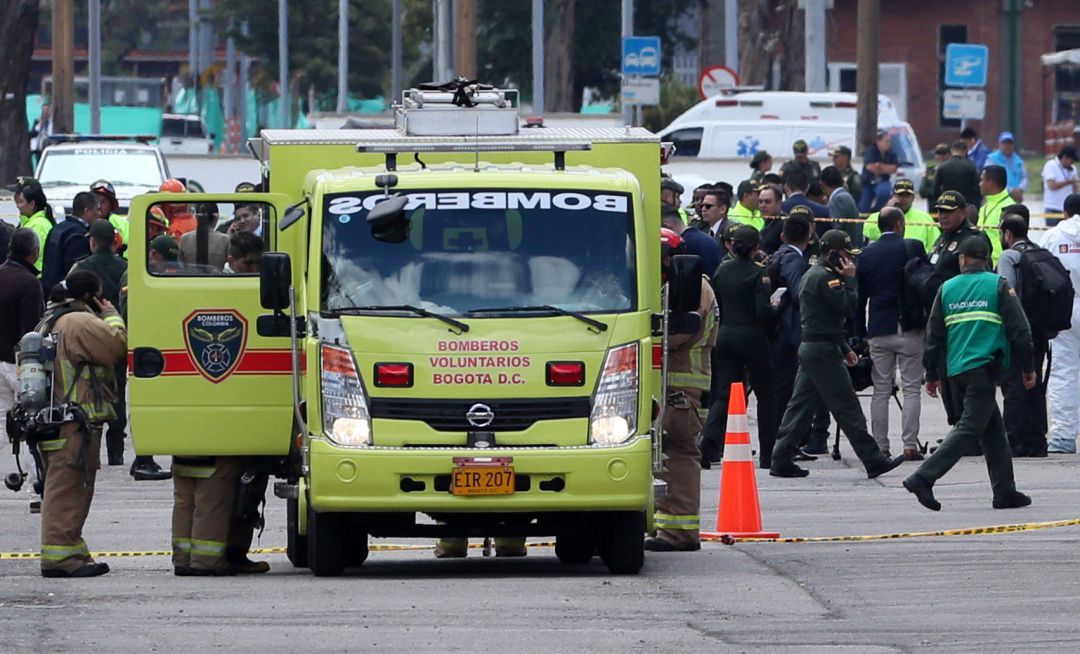 Miembros del cuerpo de Bomberos Voluntarios de Bogotá trabajan en el lugar donde un coche bomba causó una explosión en la Escuela General Santander de la Policía en Bogotá (Colombia) Miembros del cuerpo de Bomberos Voluntarios de Bogotá trabajan en el lugar donde un coche bomba causó una explosión en la Escuela General Santander de la Policía en Bogotá (Colombia)